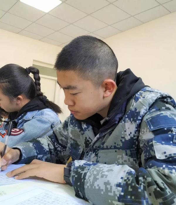 【锐作文】天掉毛笔，贫困少年圆美梦