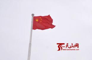 飘扬的五星红旗 五年级升旗作文500字