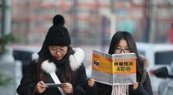 2020考研英语结束,考生纷纷沉闷离开考场,作文完全靠默写
