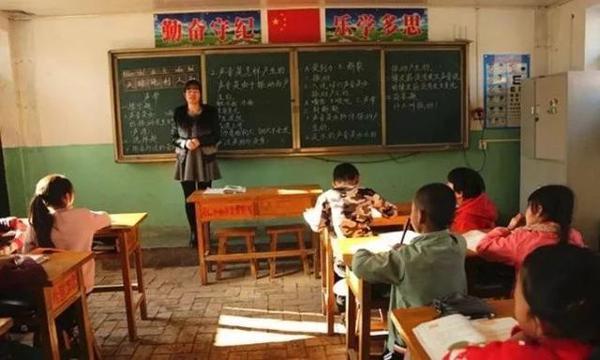 代课女老师批改作文写评语,字写得真好看
