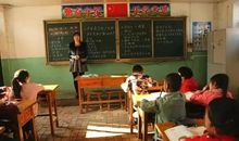 代课女老师批改作文写评语，字写得真好看