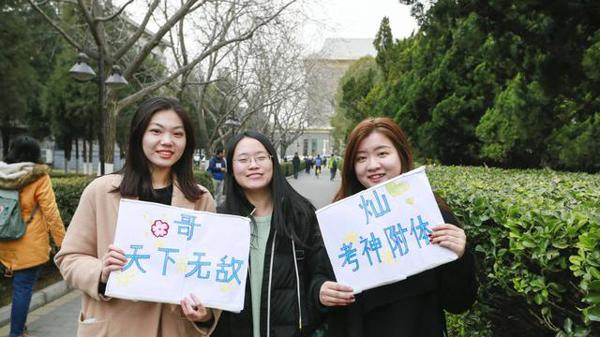 2020考研英语结束,考生纷纷沉闷离开考场,作文完全靠默写 3