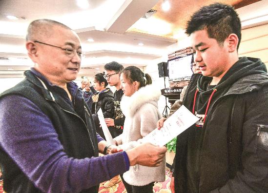 楚天杯创新写作大会昨颁奖,刘醒龙受聘为《帅作文》周报文学顾问