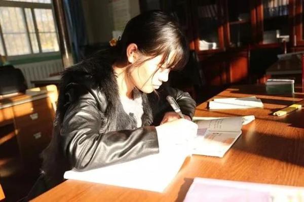 代课女老师批改作文写评语,字写得真好看 1