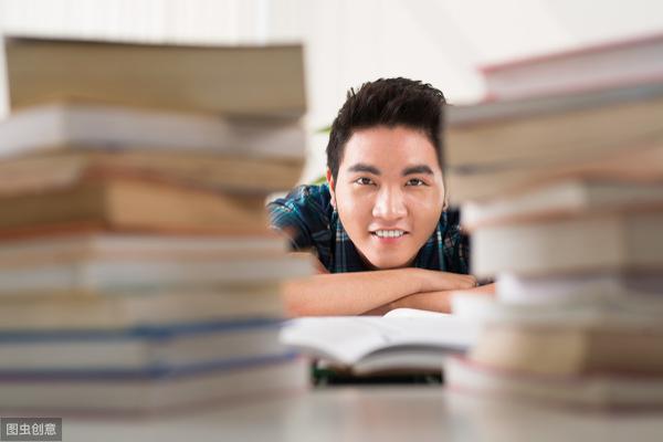 高中优秀作文点评：《会开五色花的老树》