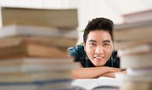 高中优秀作文点评：《会开五色花的老树》