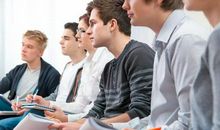 初中原创作文点评：《看似寻常》，观察分析事物的本质特征