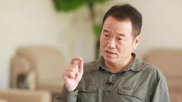 书评 | 远眺云卷云舒 近观花开花落 ——《共和国地产印迹·黄怒波篇》读后感