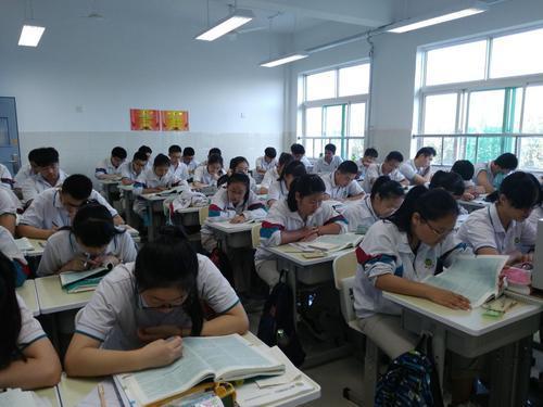中考作文要拿高分,仅靠背优秀范文就够吗?一线教师:远远不够 1