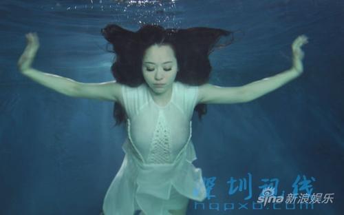 浸在水里的女鬼