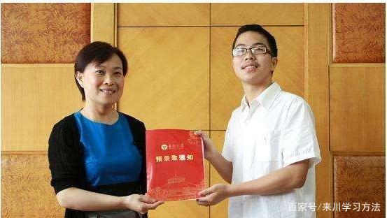 高考755字作文,被教授大赞天才,拒绝北大后回应:坚持做对的事 2