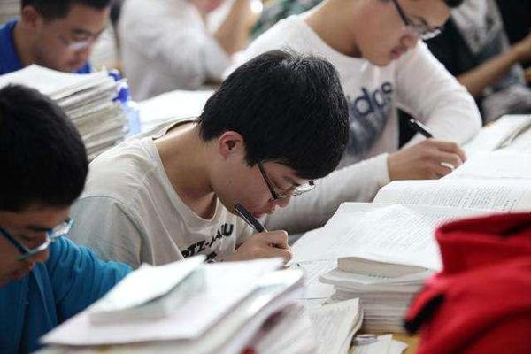 高一学生还在为语文作文犯愁?知道这3个技巧,从此48分不在话下 2