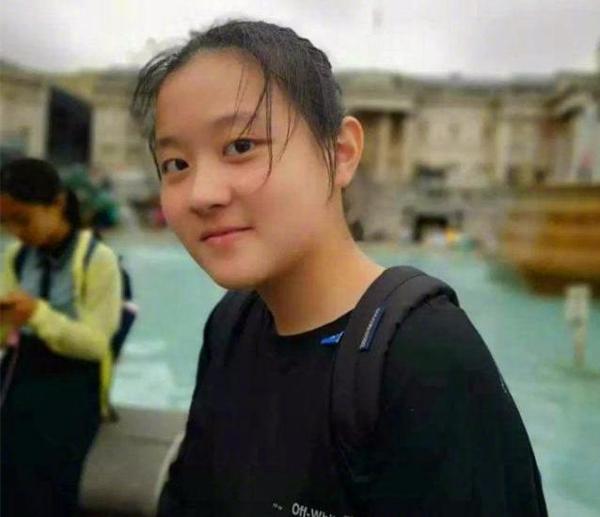 初中女生写“情书”作文,一篇满分,一篇0分,你是老师怎么评? 2