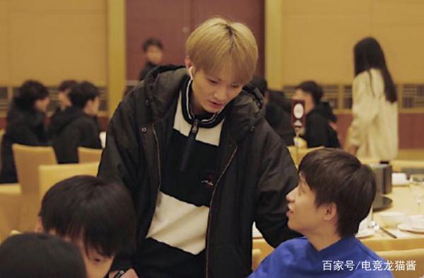 LPL选手年会现场照：厂长和Haro相谈甚欢，电粉感慨“父子情深” 1