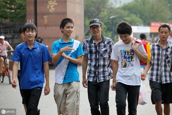 原创 作文点评：《格外闪耀的背影》，叙述流畅，感受生动，修辞传神