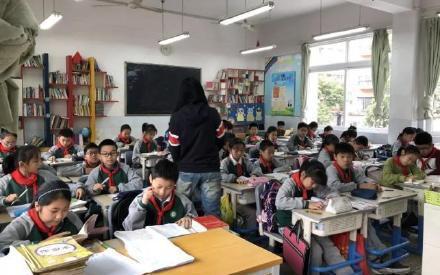 小学老师批作文获点赞,每篇作文至少看5遍,平均一篇写300字评语 1