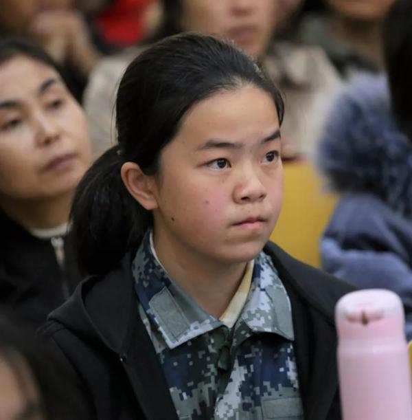 【锐作文】蝴蝶被困有人救，人心被困谁救赎