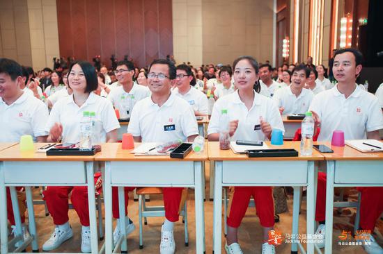 马云重回课堂：听完课，我都想写作文了