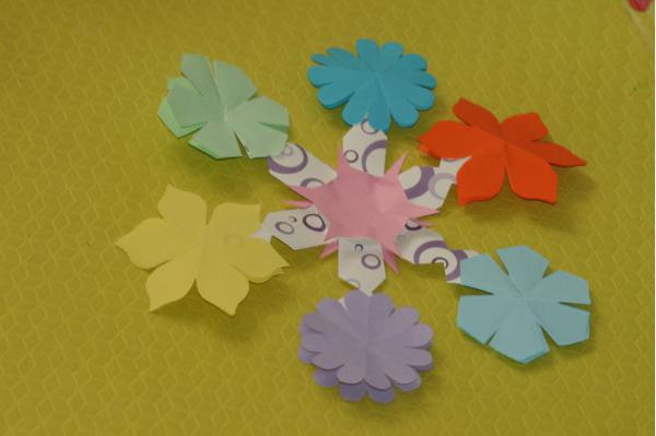 幼儿园中班上学期美术《五彩的雪花》教案