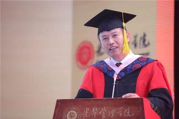 一篇特殊的《老人与海》读后感，竟登上北大光华管理学院毕业典礼！