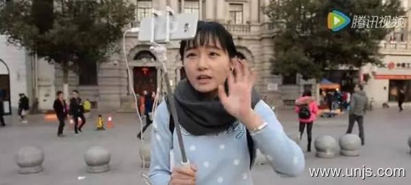 90后姑娘直播吃饭逛街创业
