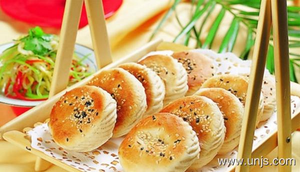 90后小情侣创业卖情侣烧饼