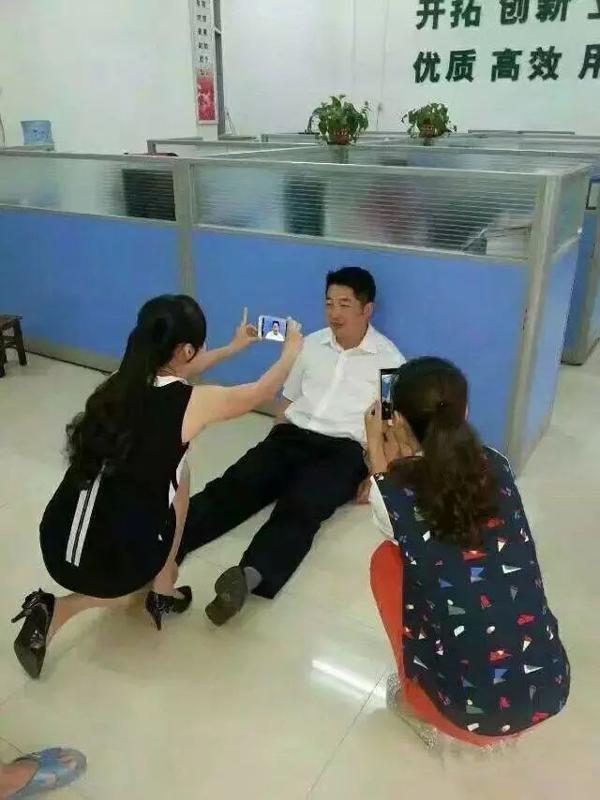 ▶老师让我们写作文不能少于300字，一同学的作文是这样写的... 8