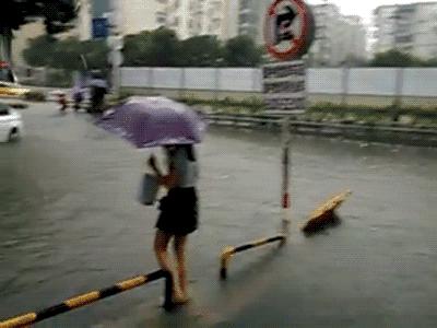 ▶老师让我们写作文不能少于300字，一同学的作文是这样写的... 5