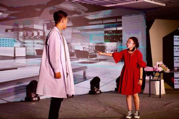 6名北京中学生获全国科幻作文大奖 偶像刘慈欣亲自颁奖 6