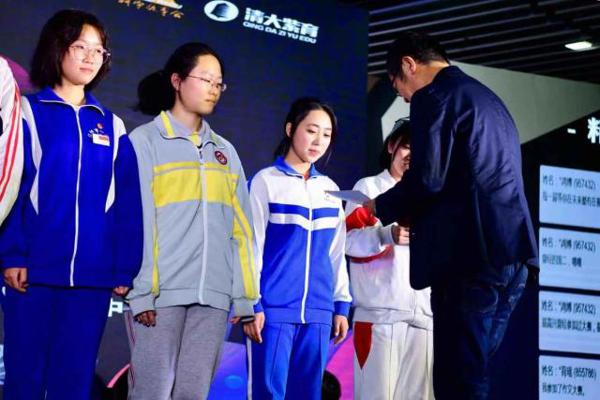 6名北京中学生获全国科幻作文大奖 偶像刘慈欣亲自颁奖 5