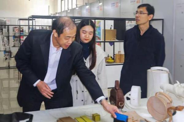 「校庆」艺作文华渡龙马,峥嵘岁月共奋进——记“龙马奋进 艺作文华——中央财经大学建校70周年文化与传媒学院师生作品展”顺利举办 13