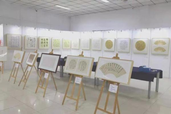 「校庆」艺作文华渡龙马,峥嵘岁月共奋进——记“龙马奋进 艺作文华——中央财经大学建校70周年文化与传媒学院师生作品展”顺利举办 4