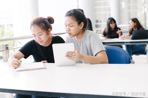 中学生优秀作文点评:《接得了鲜花,装得了风沙》,好有深度