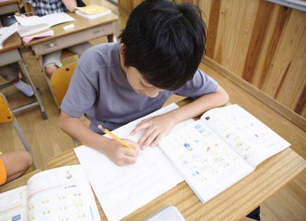 小学生作文《我好无聊》引争议,老师给0分,网友却说这才是高手 6