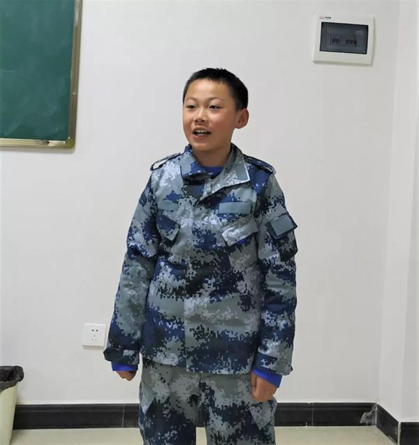 【锐作文】水草缠身，挣脱惊醒潭中人