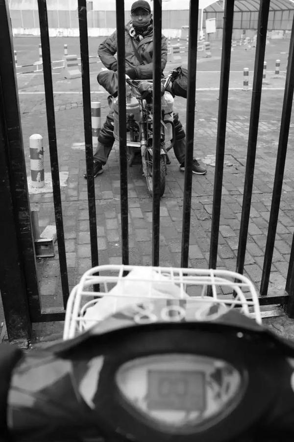 《一个北大毕业生决定去送外卖》读后感:寻找生命的光