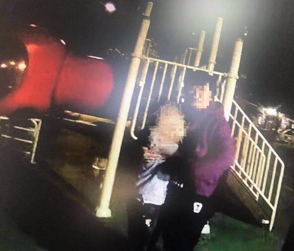 写不出作文被打,9岁女孩哭着抱住路人不肯回家