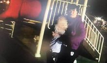 写不出作文被打，9岁女孩哭着抱住路人不肯回家