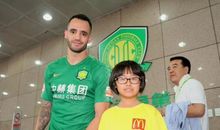 奥古斯托牵手“作文”女孩 发文：你们让国安成唯一