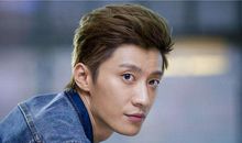 原创 粉丝去探望乔任梁墓地，看到地上祭品后感动到哭，网友：太有心