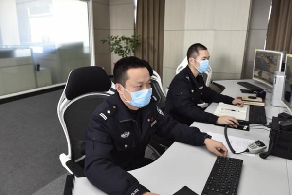 海盐8岁女孩用拼音写的作文，看了让人鼻头一酸 1