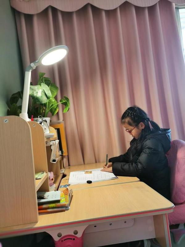 海盐8岁女孩用拼音写的作文，看了让人鼻头一酸 2