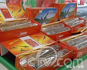 把活鱼装进礼品盒