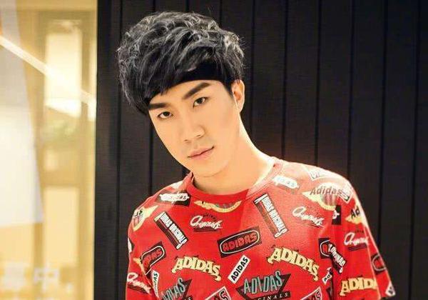 lol：骚男解说比赛惹不满，网友：你是在念小学作文？ 1