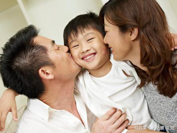 作文点评:《爱是不会老去的》,用蒙太奇手法6组镜头剪辑而成 1