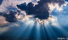 满分作文：《风雨欲来》，雨滴击在地面上，跳起激烈昂扬的爵士舞