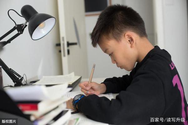 孩子变着法子想让你帮他写作文,千万别入套,让他注视自己 5