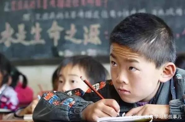 小学生写作文“太诚实”,老师发出感慨:爸妈三天没打你了 4