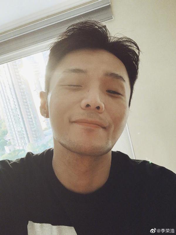 李荣浩发小作文吐槽物业,全篇没有标点符号,是标点符号不配么 2