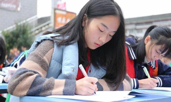许可馨被学校编至成了语文作文,该给命题老师点赞吗? 6